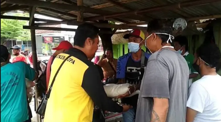 Aksi 2 Ton Beras Gempas Karanganyar Ubah Stigma Preman Pasar