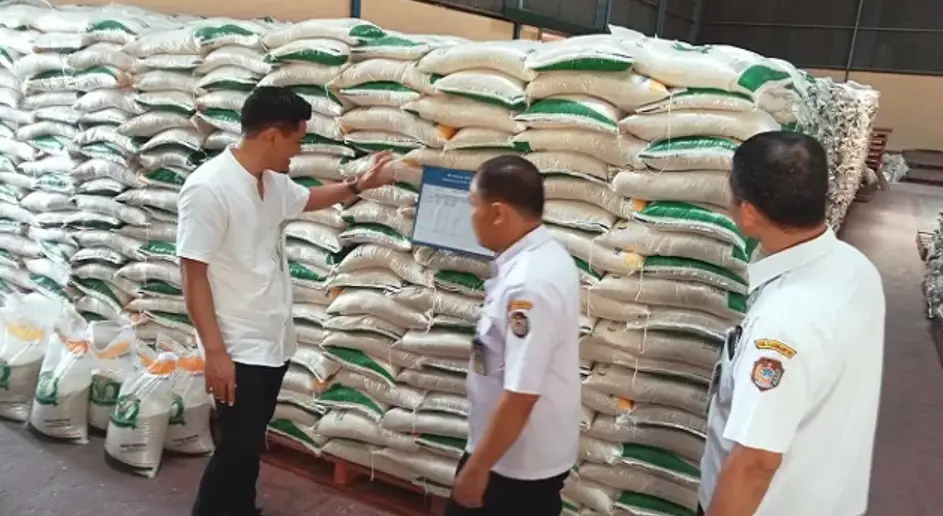 Aksi sosial Gempas Karanganyar bagikan beras di Pasar Karanganyar Kebumen