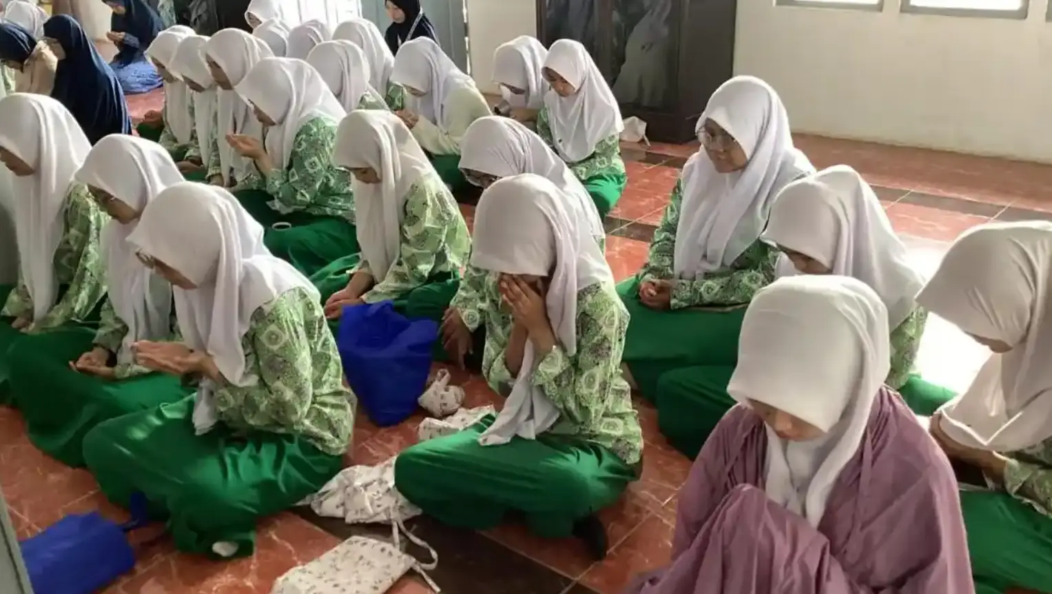 Siswa SMA 4 Purwokerto Dirukyah Online